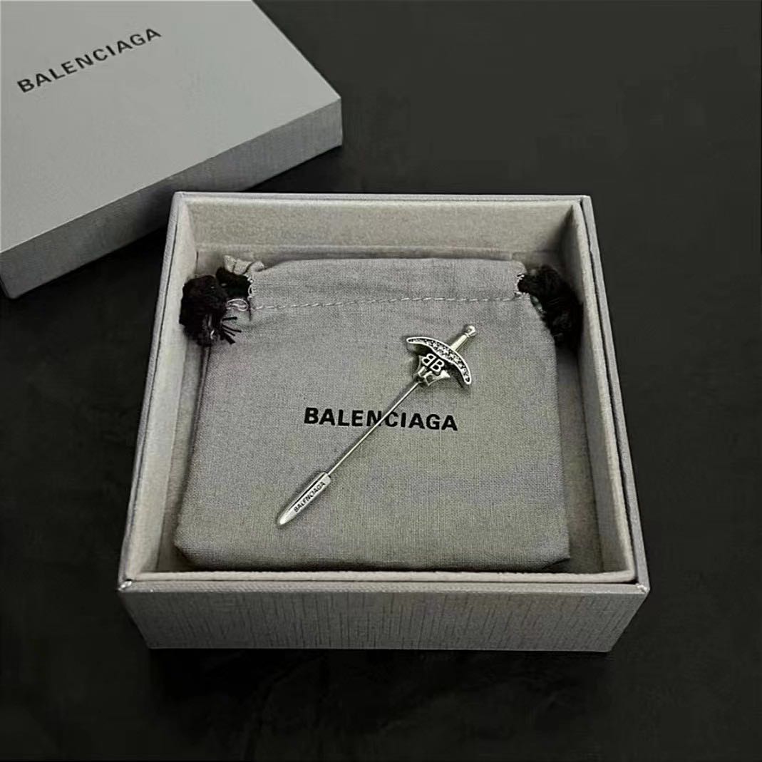 Balenciaga巴黎世家 仿古银色黄铜和精钢镶嵌水钻 徽标哥特剑形胸针 