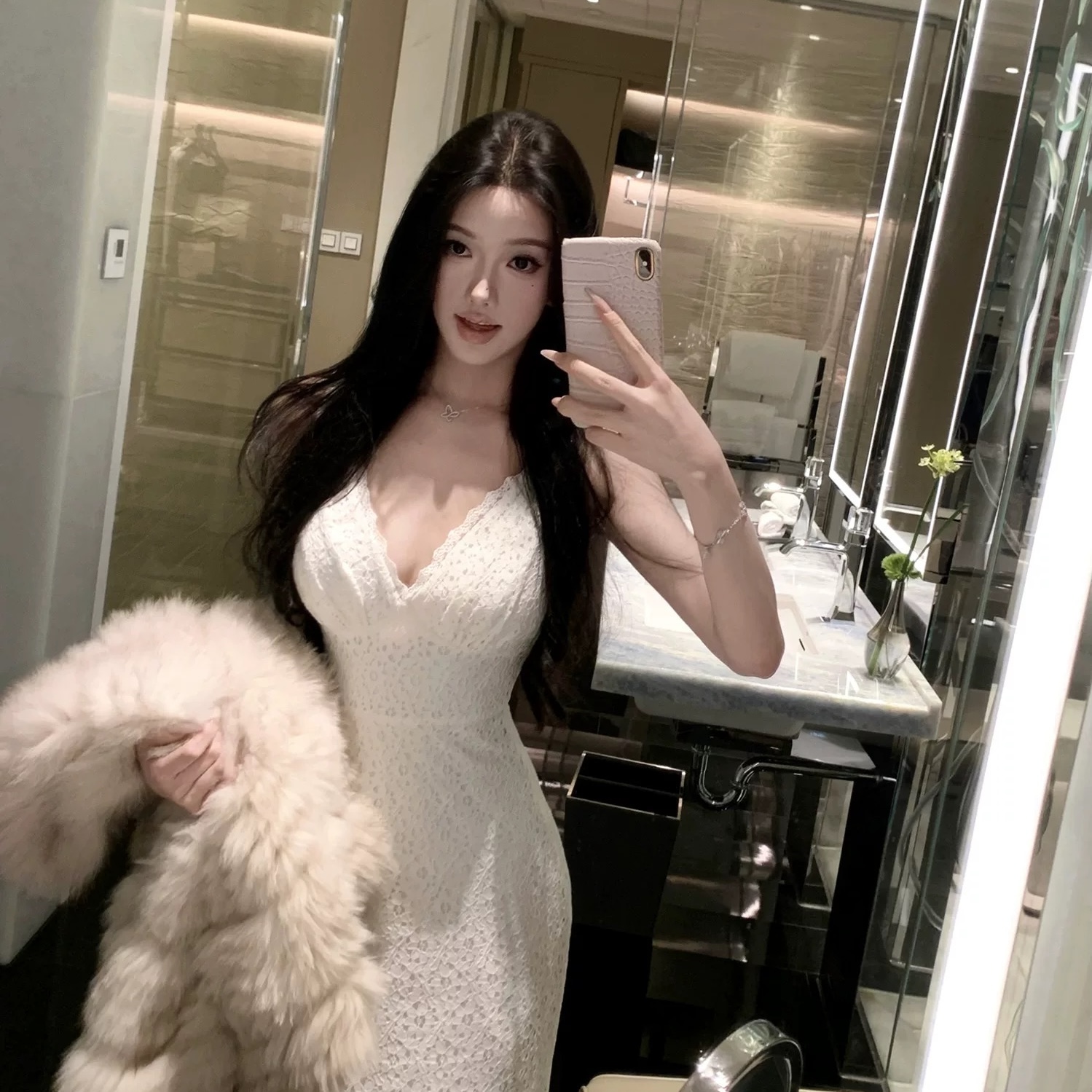 萌萌家 【月下白茶】白色深V蕾丝吊带裙简约设计感修身连衣裙 长裙 奶白色 s码