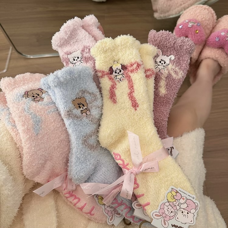 可爱优质个性珊瑚绒毛毛袜子女中筒冬季加厚加绒舒适保暖月子睡眠地板袜家居